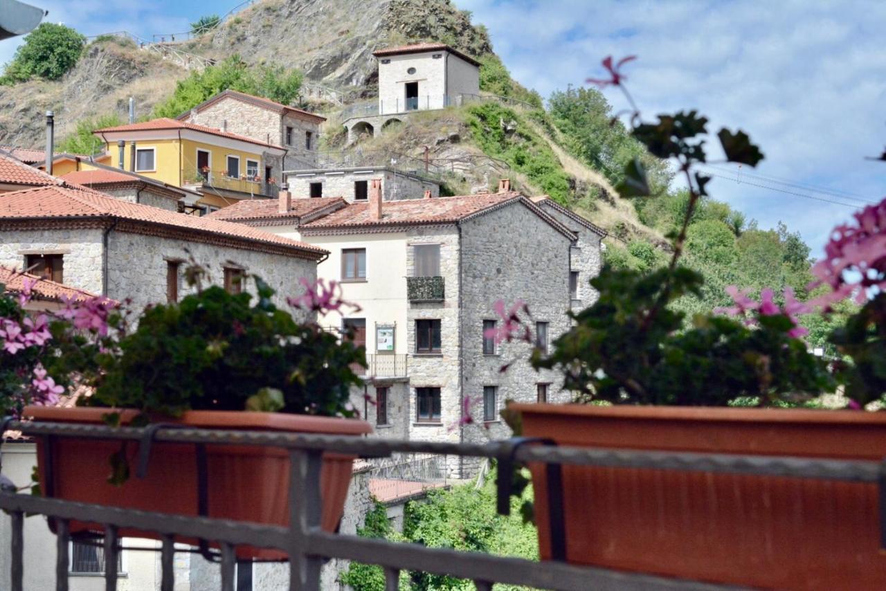 Borgo Manca Suite Sasso di Castalda Bagian luar foto