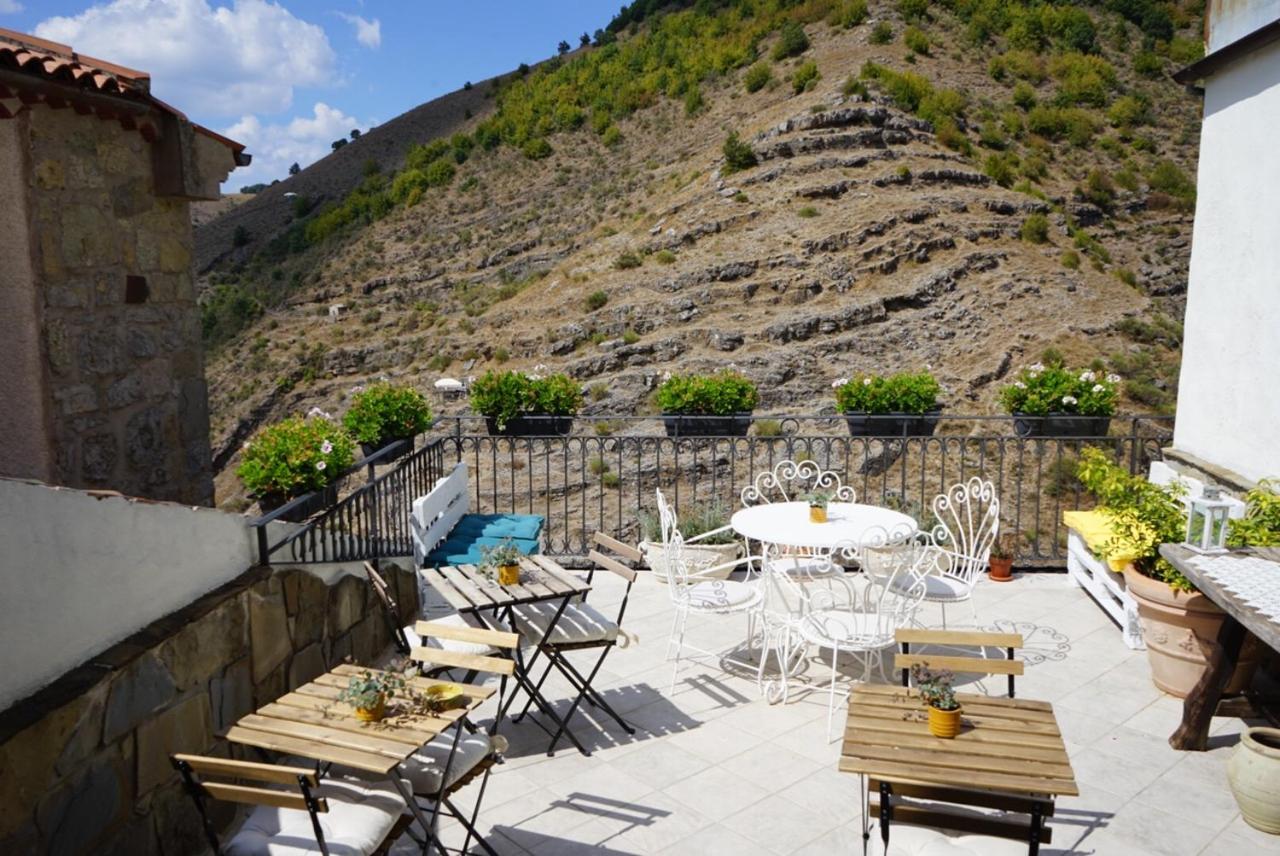 Borgo Manca Suite Sasso di Castalda Bagian luar foto